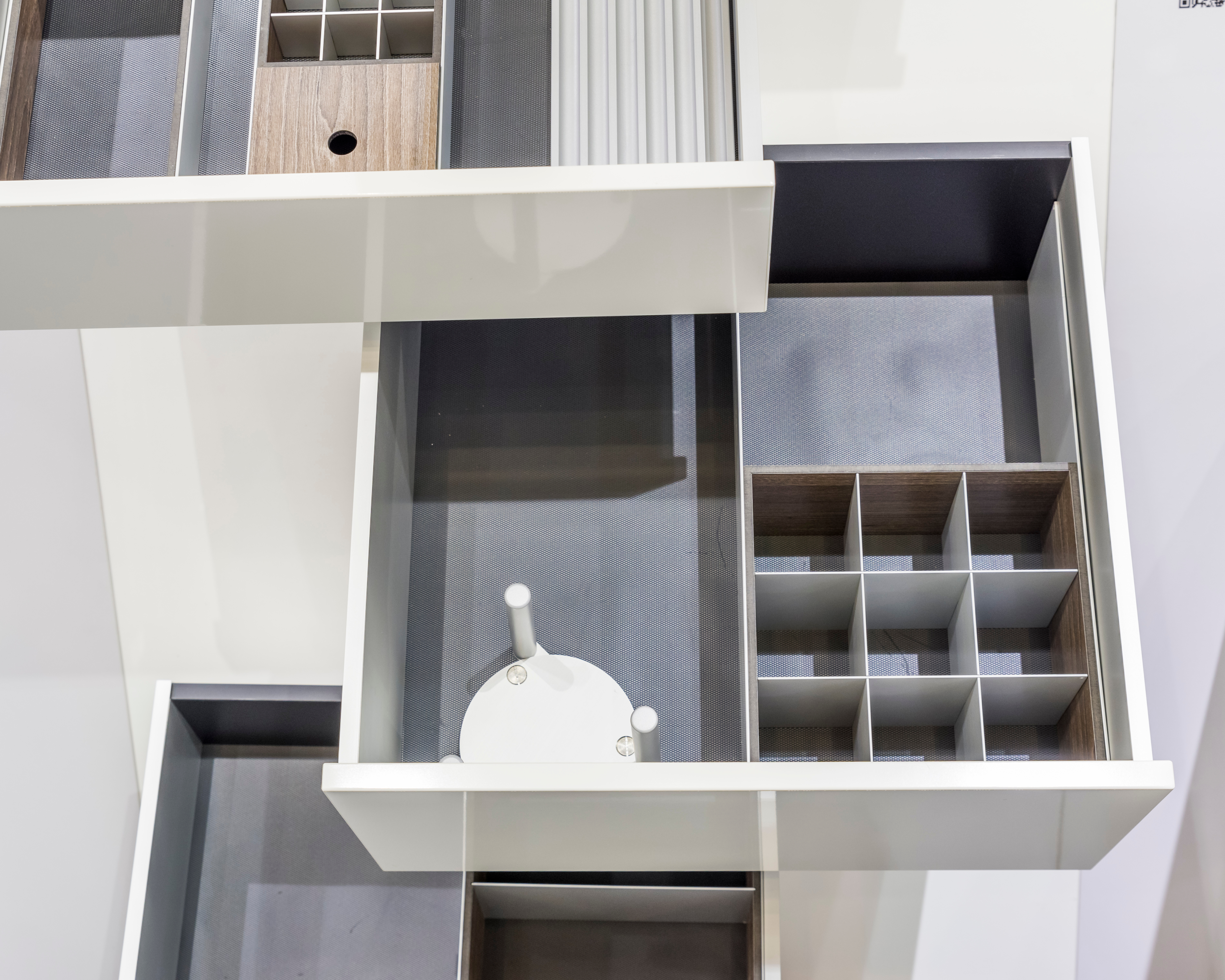 Materials and hardware for doors and drawers